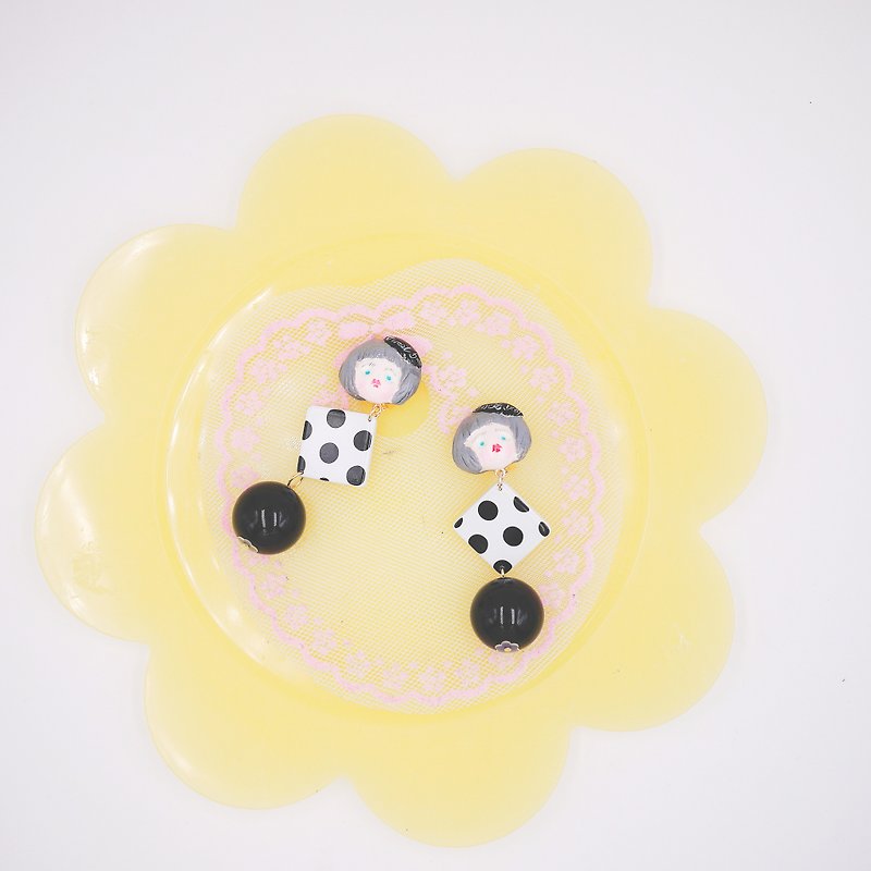 Clay hand-made retro polka dot girl earrings Clip-On black and white - ต่างหู - ดินเหนียว สีดำ