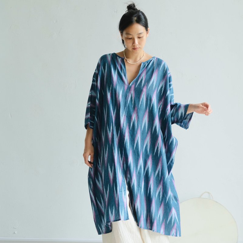 OMAKE 鑰匙領落肩前開衩罩衫洋裝 / Ikat 藍莓派 - 洋裝/連身裙 - 棉．麻 藍色
