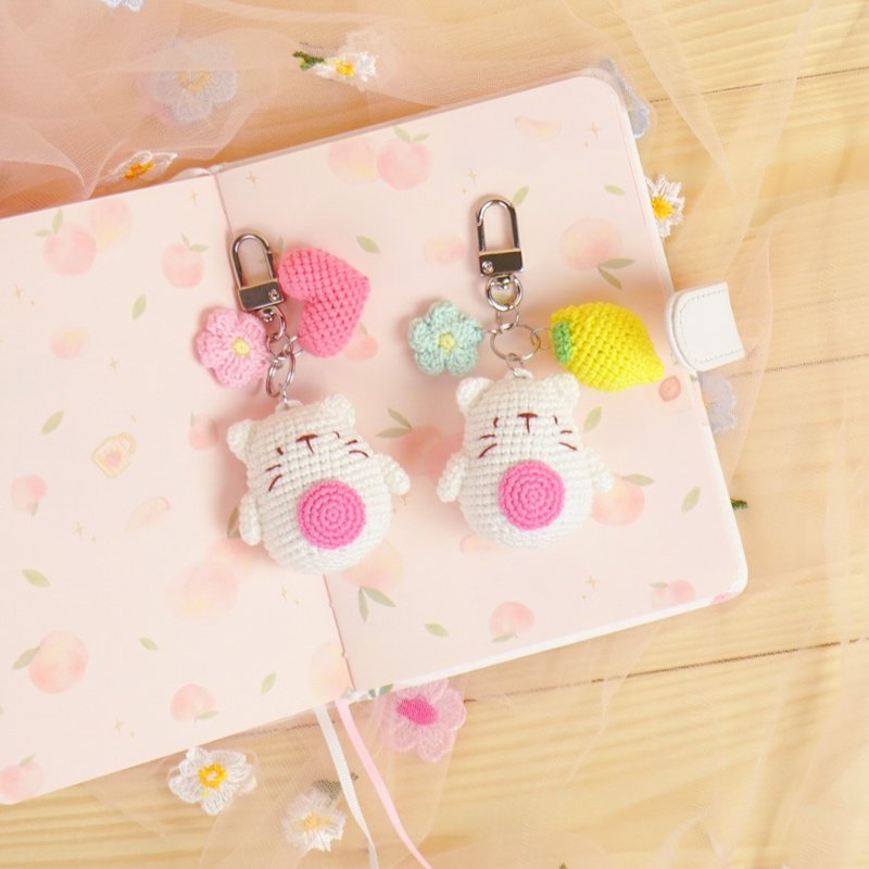 ผ้าฝ้าย/ผ้าลินิน ที่ห้อยกุญแจ ขาว - พวงกุญแจแมวสีขาว ตุ๊กตาโครเชต์ ของขวัญแฮนด์เมด