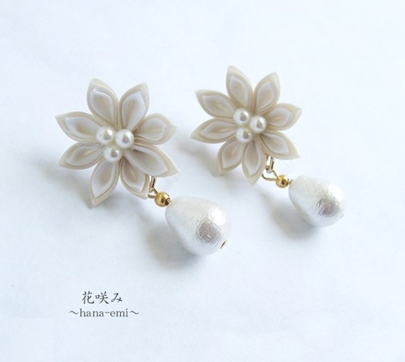 Flower and cotton pearl earrings, tsumami zaiku - Earrings & Clip-ons - Cotton & Hemp White