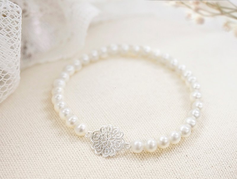 Edith and Jaz • Snowflake Pearl Silver Bracelet – Small - สร้อยข้อมือ - เครื่องเพชรพลอย ขาว