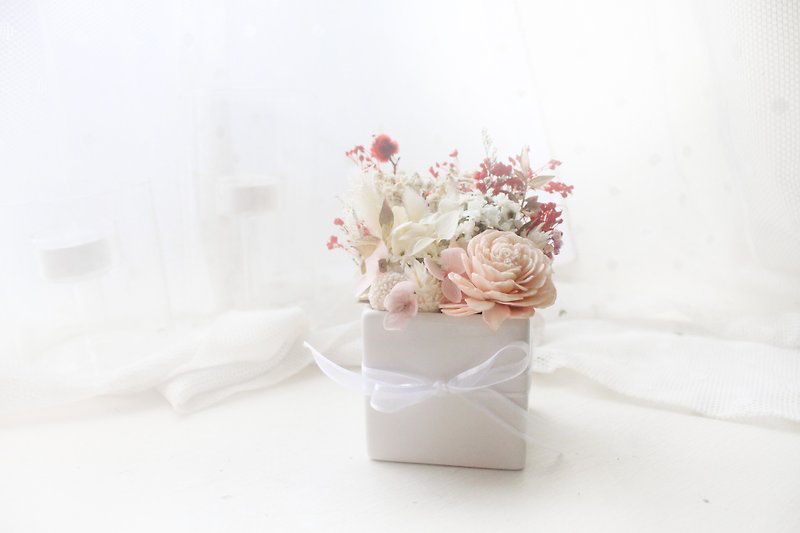 Blooming Sunlight Garden Table Flower, French White Plum and Powder Hydrangea Dry Flower Ceremony - ช่อดอกไม้แห้ง - พืช/ดอกไม้ สีแดง