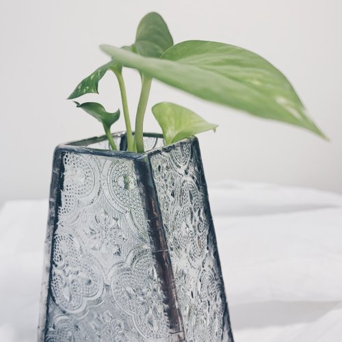 象眼細工のガラス台湾のすりガラスベゴニアの花のガラス小さな花瓶