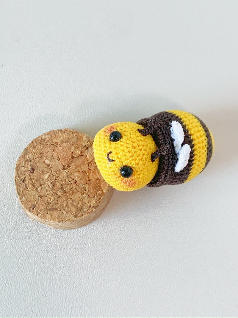 Hand knitted micro hook magnet little bee pendant - Keychains - Cotton & Hemp Multicolor