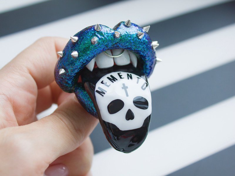 Gothic Skull Punk Spike Brooch・Memento Mori - เข็มกลัด - วัสดุอื่นๆ สีน้ำเงิน