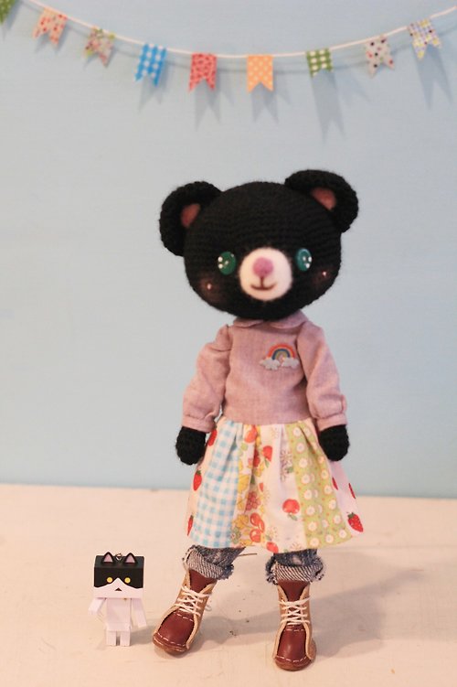 熊腳丫手作雜貨屋Bear's Paw Miki設計手作編織娃。動物好朋友黑熊小姐。Hanabi