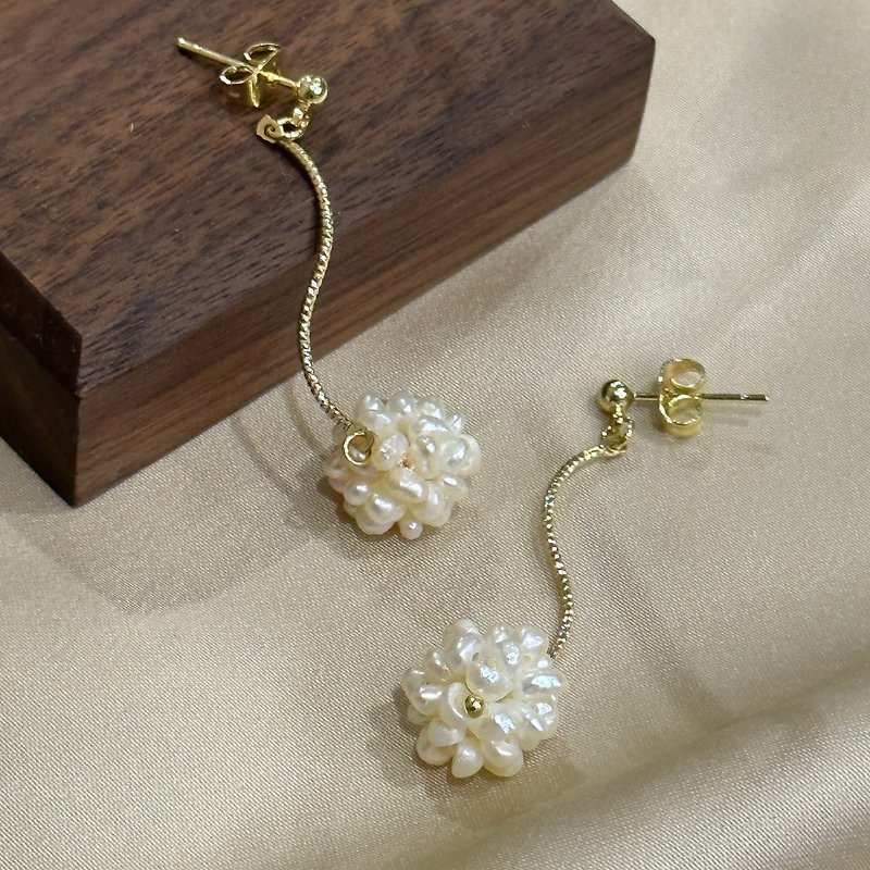 Pearl Earrings & Clip-ons White - Hydrangea Fresh Pearl Earrings