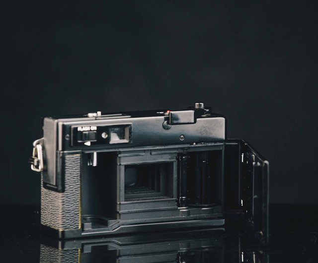 Canon A35 Datelux フィルムカメラ Canon A35 Datelux (1977) features pop-up-flash and date stamping