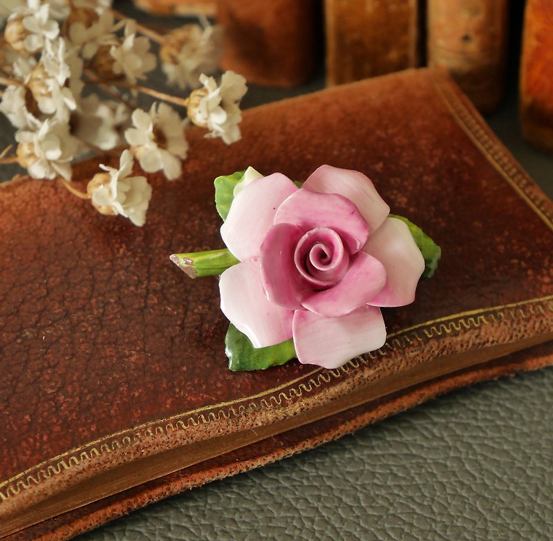 Antique British three-dimensional rose ceramic flower brooch b1705 - เข็มกลัด - โลหะ สีทอง