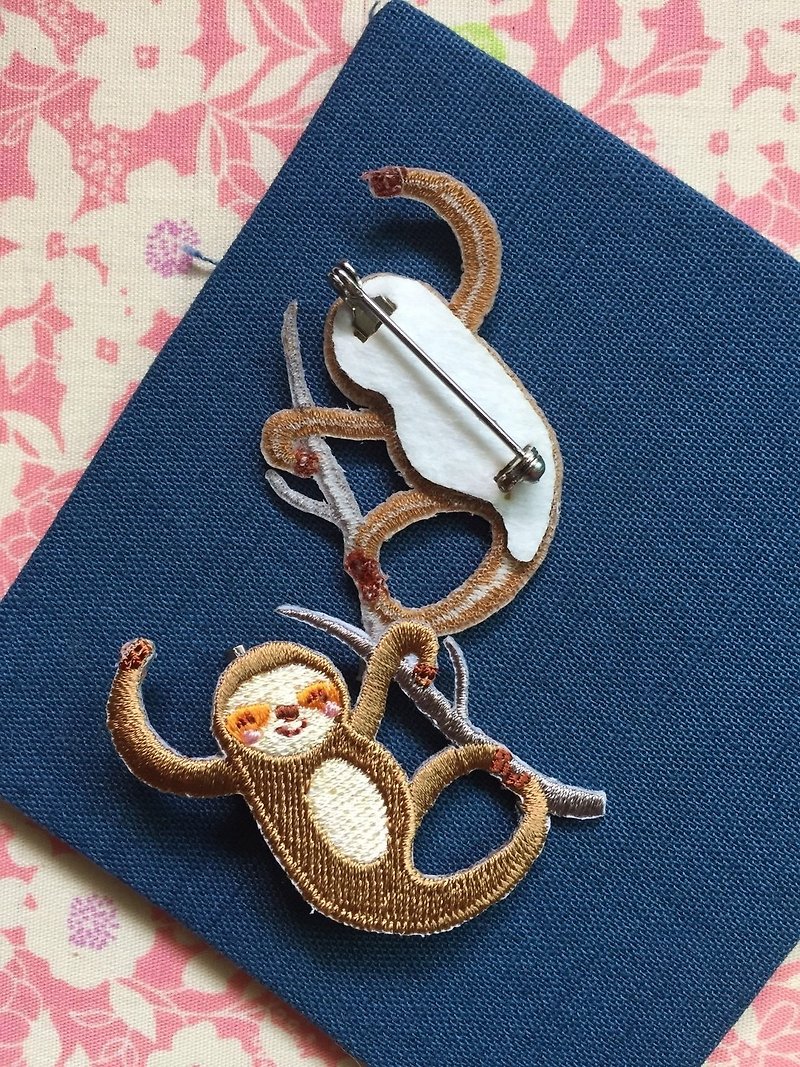 Cloth Embroidery Pin Tree Sloth Series Playful Sloth (Single) - เข็มกลัด/พิน - งานปัก 
