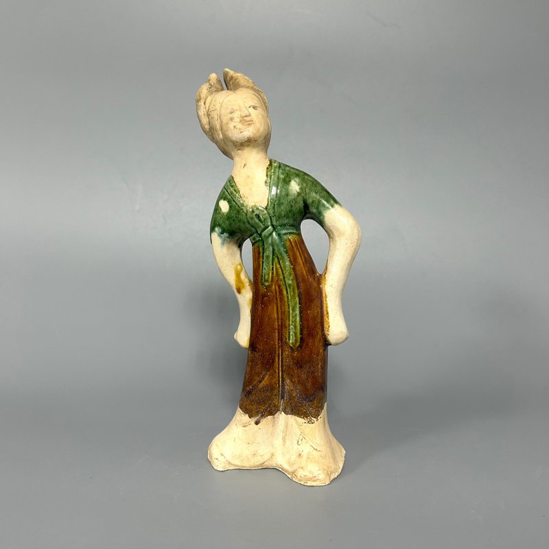 Tang Dynasty Tri-Colored Female Attendant Figurines - ของวางตกแต่ง - ดินเผา สีกากี