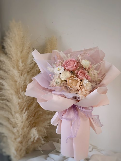 Cocoa pine cones immortalized small bouquet - Shop 36.5c-flower Dried  Flowers & Bouquets - Pinkoi