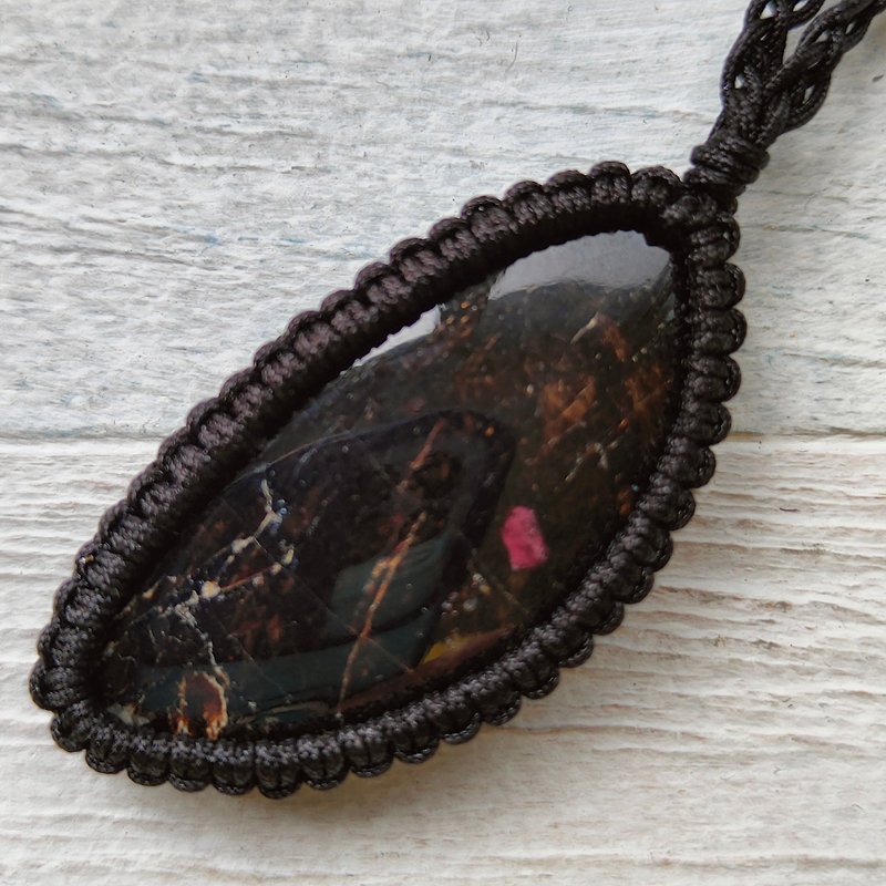 Rare Lamprophyllite macrame pendant. Calm, joy, light of the guiding star - Necklaces - Gemstone Black