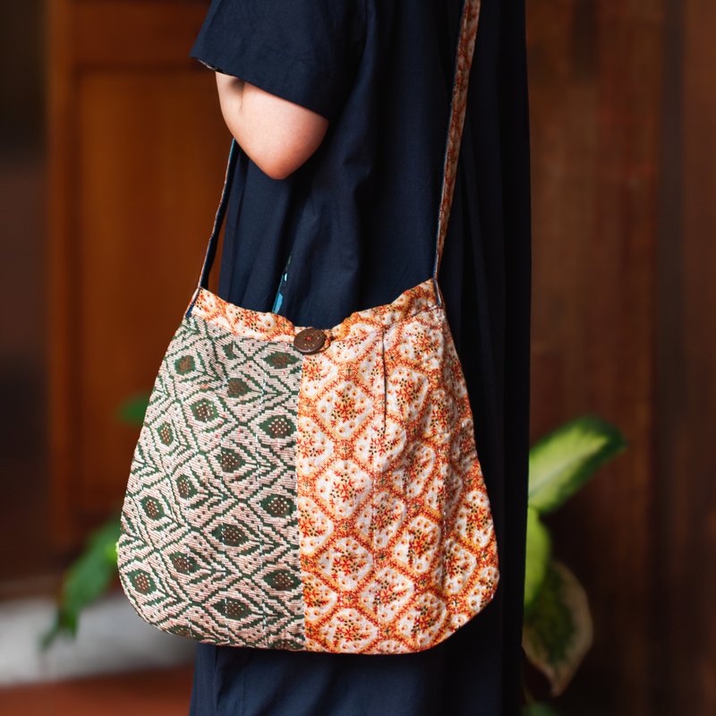 Sari Patchwork Crossbody Bag - กระเป๋าแมสเซนเจอร์ - ผ้าฝ้าย/ผ้าลินิน หลากหลายสี