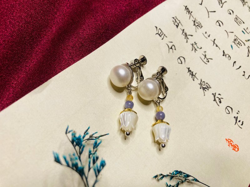 Xuanming handmade/earrings-one person’s happiness - ต่างหู - เปลือกหอย ขาว