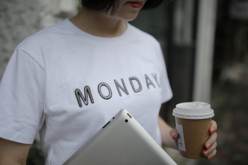 台灣黑熊Monday 短袖T恤 - 女 T 恤 - 棉．麻 白色