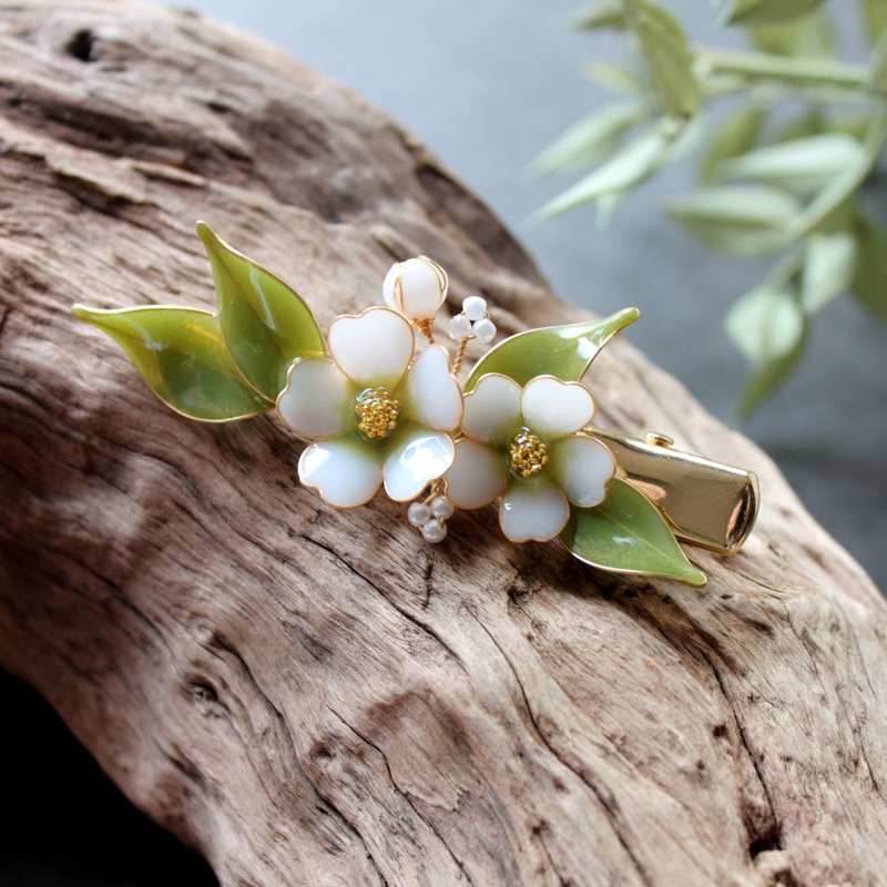 [Jade Rain Flower Hair Clip] Lihua Handmade Copper Bronze Resin Hair Accessories/Hair Clip - Hair Accessories - Resin White