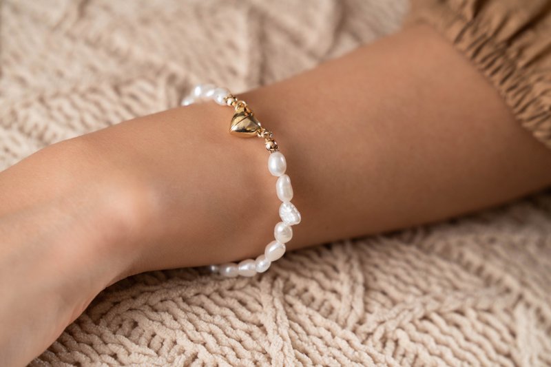 Natural Freshwater Pearl Heart-shaped Magnet Clasp Bracelet - สร้อยข้อมือ - วัสดุอื่นๆ ขาว