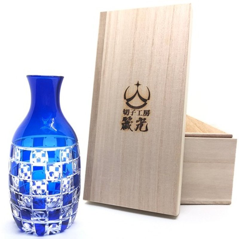 Sake bottle with hollow checkered pattern - ถ้วย - แก้ว 