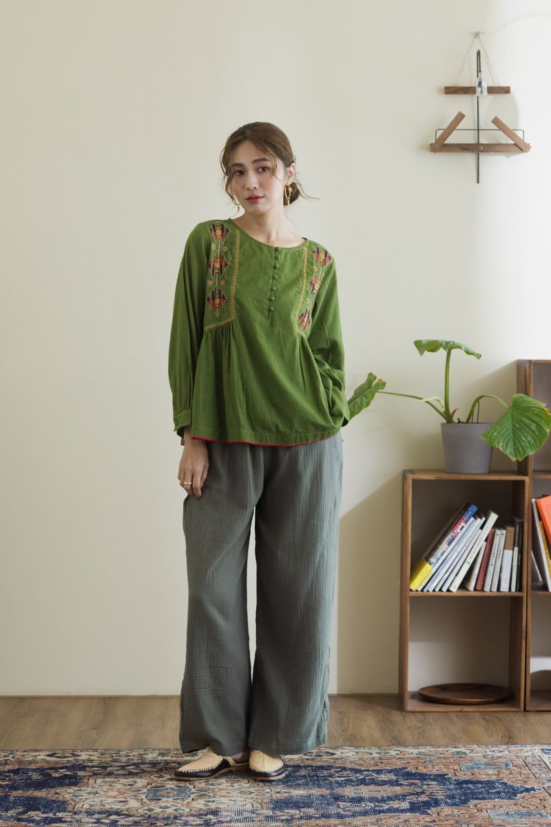 Pakka手工刺繡綠色側摺上衣 - 女上衣/長袖上衣 - 棉．麻 綠色