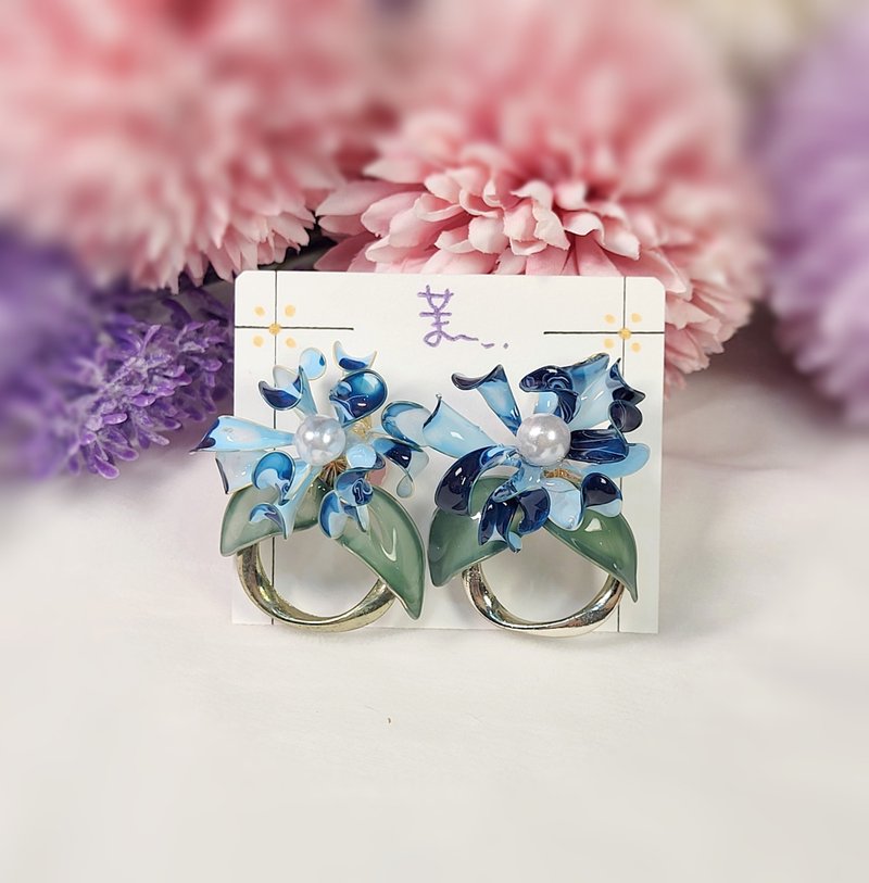 Handmade Ocean Flower- Blue Gradient  Resin Earrings/Clips - ต่างหู - เรซิน สีน้ำเงิน