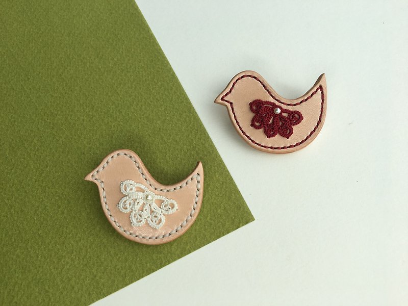 Bird biscuit - tatted lace leather brooch/tatting/lace/leather/brooch - Brooches - Genuine Leather White