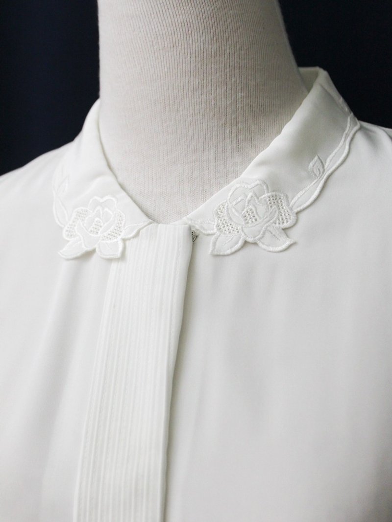 【RE0916T211】 early autumn sweet cute retro rose embroidery lapel white ancient shirt - Women's Shirts - Polyester White