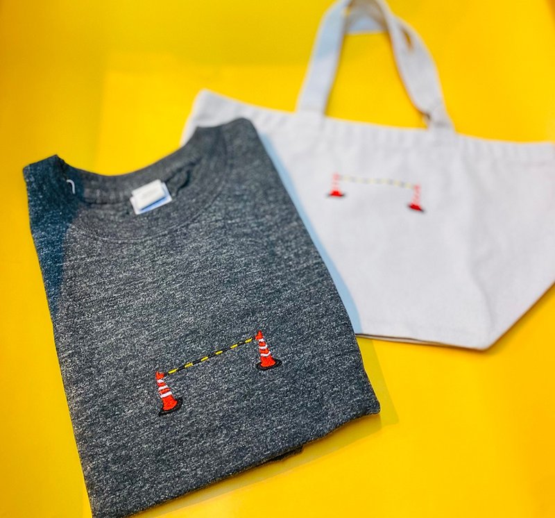 ちょっと変わったデザインギフト工事中Tシャツ　ユニセックスS〜XXXL、レディースS〜Lサイズ　Tcollector - 女上衣/長袖上衣 - 棉．麻 黑色