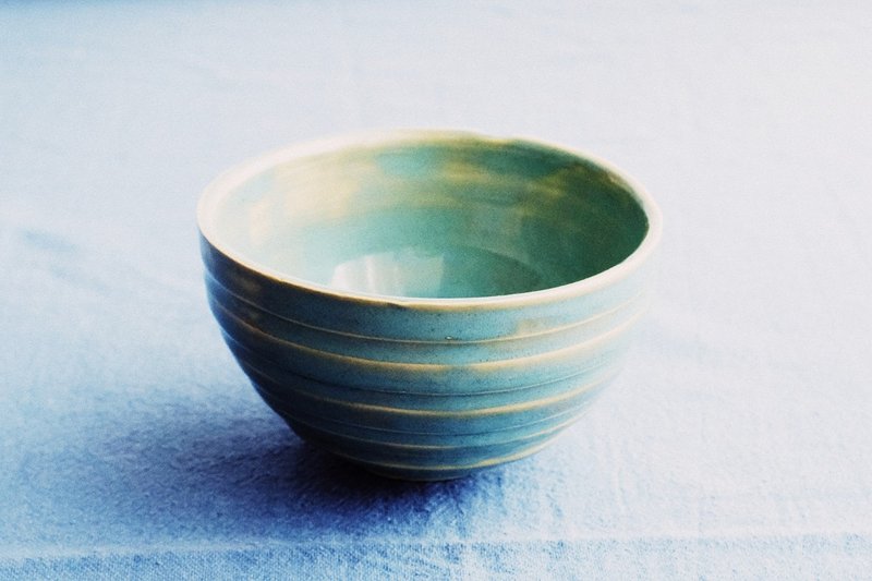 Small green bowl with small line pattern - 碗 - 陶 綠色