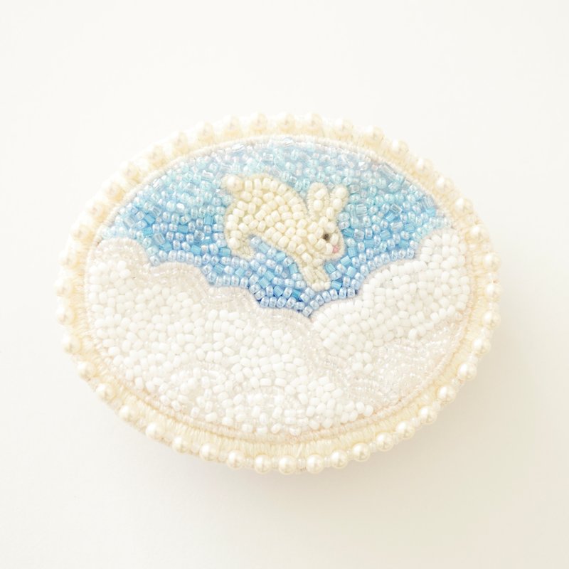 Bead embroidery cloud and white rabbit brooch - Brooches - Other Materials White