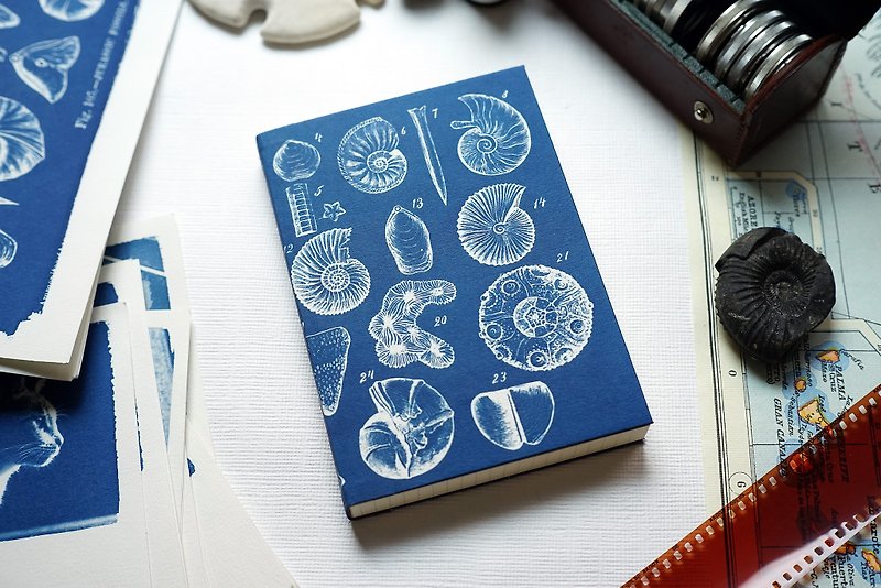 Handmade Blue Sun Notebook-Paleontology - สมุดบันทึก/สมุดปฏิทิน - กระดาษ สีน้ำเงิน