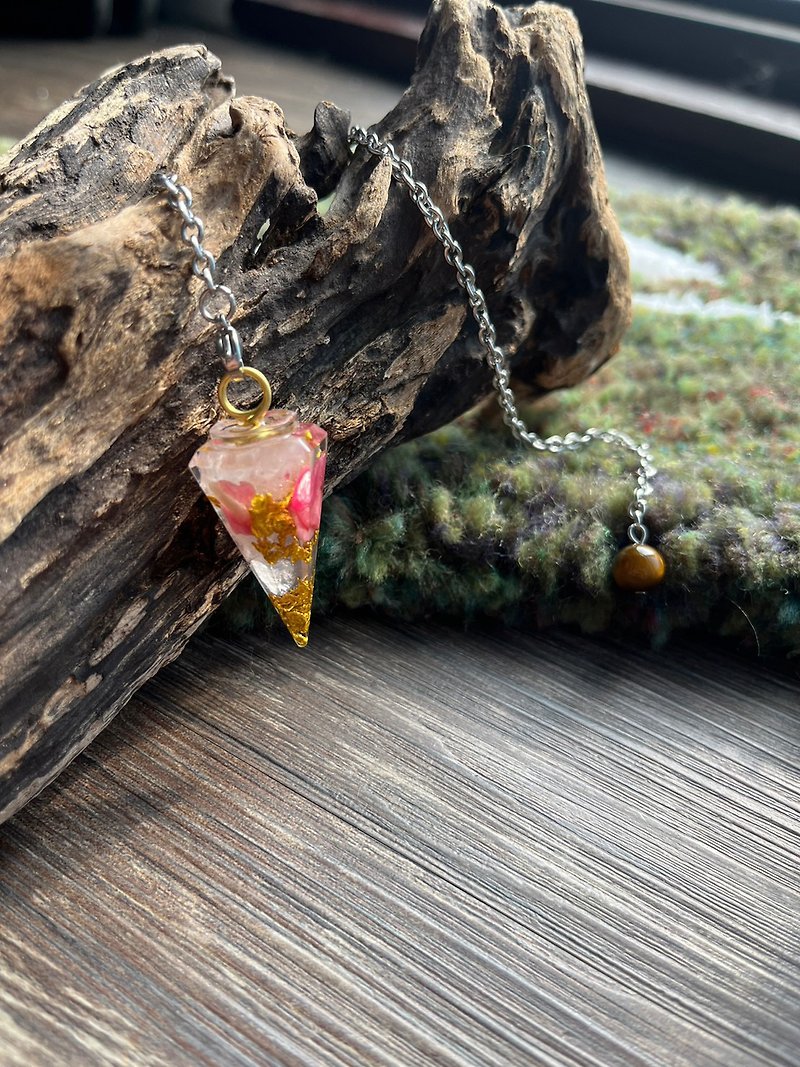[Ao Gang Pendulum X Heart Chakra] Corresponding to emotional interpersonal peach blossoms - rhodochrosite X powder crystal - Necklaces - Resin Pink