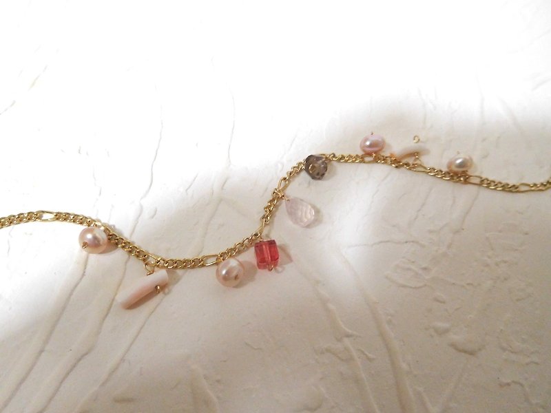 Special alloy pink pearl coral pink crystal pendant bracelet with adjustable length - สร้อยข้อมือ - โลหะ สึชมพู