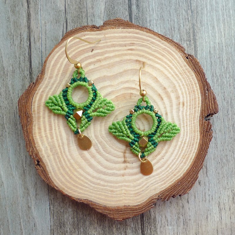 Misssheep A36 - macrame earrings with brass beads - ต่างหู - วัสดุอื่นๆ สีเขียว