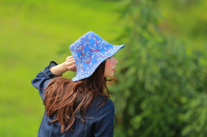 Handmade double-sided fisherman hat/wide brim/big brim/visor/blue/blue flower red fruit - หมวก - ผ้าฝ้าย/ผ้าลินิน สีน้ำเงิน