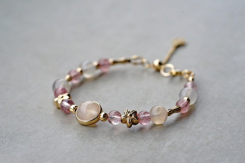 Cherry Blossom Series - 14K gold-plated cherry blossom agate/strawberry crystal bracelet - สร้อยข้อมือ - คริสตัล สึชมพู