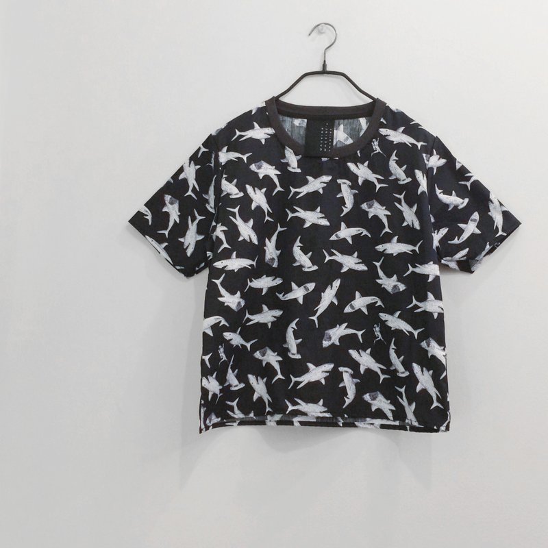 shark and diver crop top - 女上衣/長袖上衣 - 棉．麻 黑色