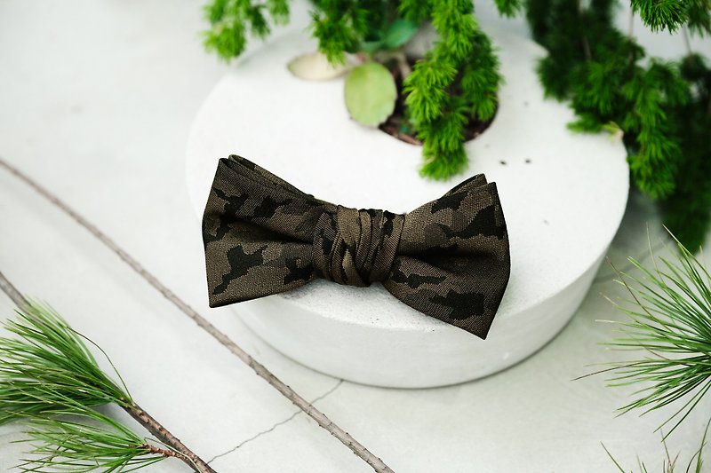 The so-called common topic of most men is the camouflage double knot bow tie - หูกระต่าย/ผ้าพันคอผู้ชาย - เส้นใยสังเคราะห์ สีเขียว