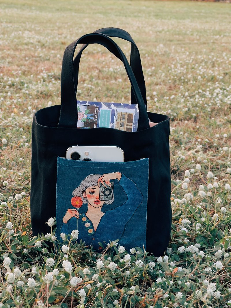 Photo girl lunch bag in the flower field - กระเป๋าถือ - ผ้าฝ้าย/ผ้าลินิน สีดำ
