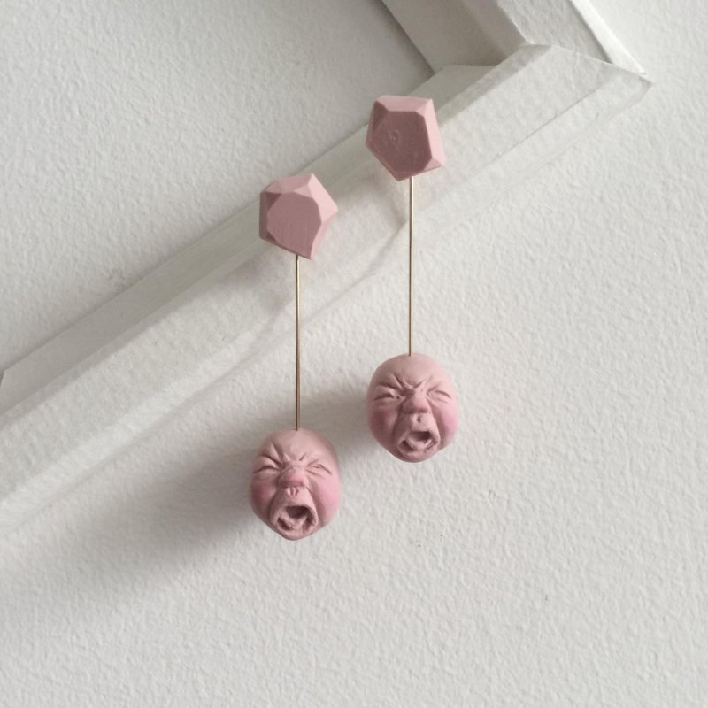 Sleepy child short earrings (pale pink): handmade 14k gold earrings - Earrings & Clip-ons - Clay Pink