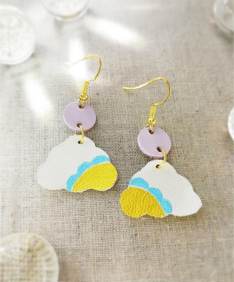 Handmade leather cloud shape white blue pink and gold color - 耳環/耳夾/耳骨夾 - 真皮 白色