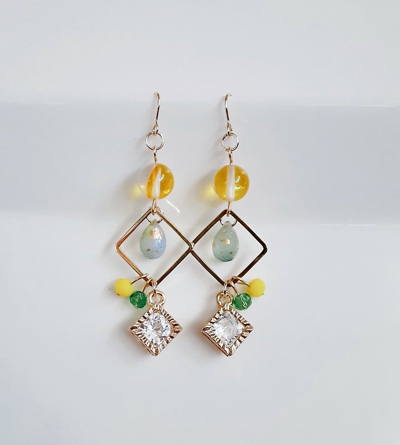 Luna Flash and square yellow-green earrings with shining zirconia-like charms. Stylish spring colors. Glass beads. Can be changed to hypoallergenic earrings or Clip-On. - ต่างหู - แก้ว สีเหลือง