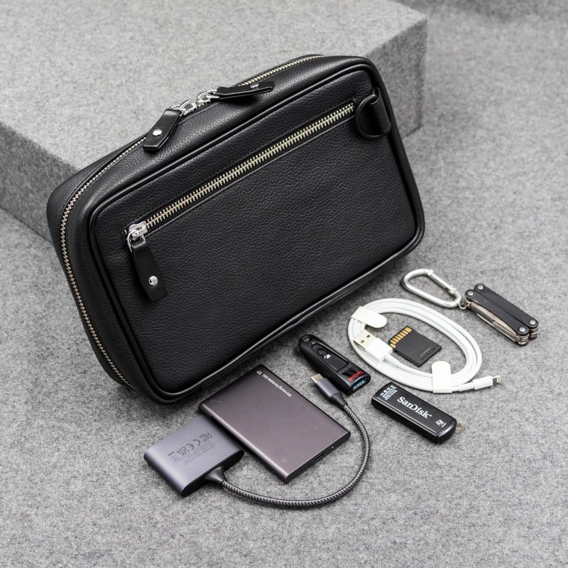 Tech pouch for cords, cables, electronics organization in leather - 捲線器/電線收納 - 真皮 黑色