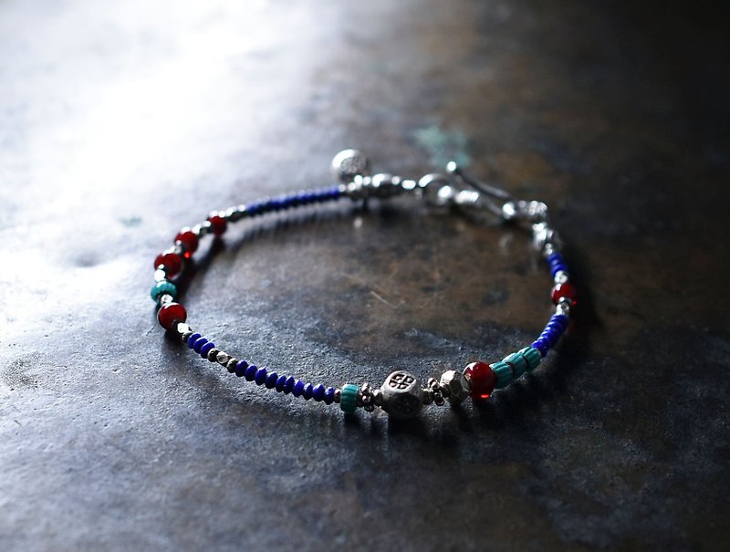 A delicate bracelet made of lapis lazuli and turquoise blue chevron beads, blood red white hearts, and sterling Silver. - สร้อยข้อมือ - เครื่องเพชรพลอย สีน้ำเงิน