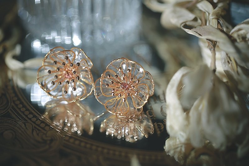 Crystal Dream Crystal Flower Resin Flower Earrings can be changed to pure silver earrings or 14K gold Clip-On - ต่างหู - เรซิน ขาว