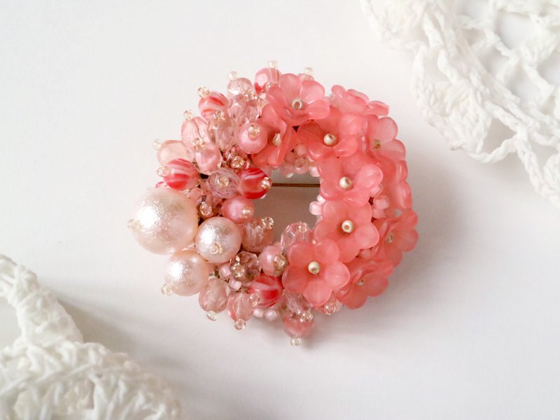 春の夢 チェリー・ブロッサム　桜 花 フラワー リース ブローチ 上品 優雅 洗練 繊細 エアーパール さくら サクラ チェコガラス チェコビーズ フープ 輪 - 胸針 - 玻璃 紅色