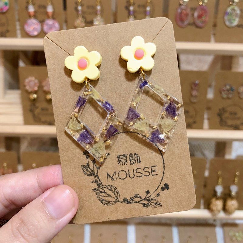 Purple and yellow diamond earrings Clip-On hand made dry flower Japanese resin real flower - ต่างหู - เรซิน สีเหลือง