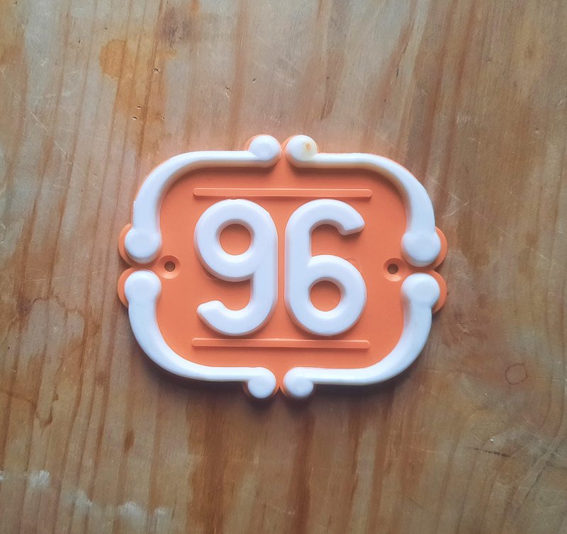 96 apartment address door sign orange white – plastic decor number plate vintage - 門簾/門牌 - 塑膠 橘色