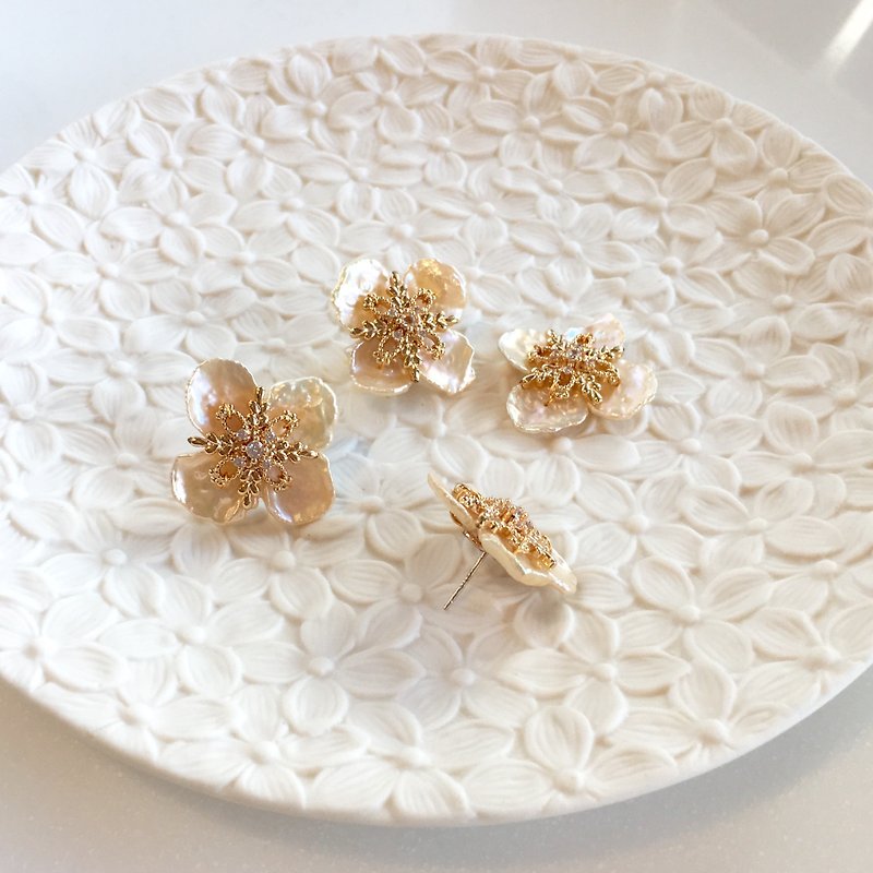 【Sai Stone Ji】Natural Baroque pearl petals. Hand made vintage sterling silver earrings. Birthstone of June. - ต่างหู - ไข่มุก สีทอง