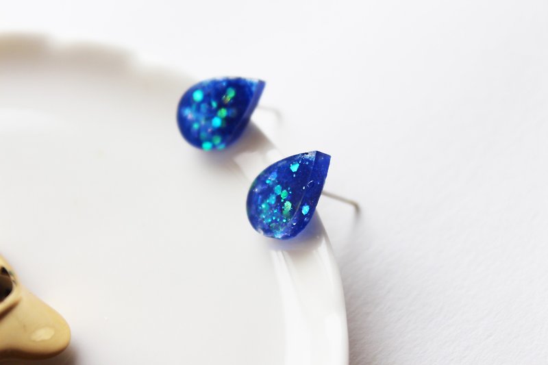 Rosy Garden Tear drop white resin earrings - ต่างหู - วัสดุอื่นๆ สีน้ำเงิน
